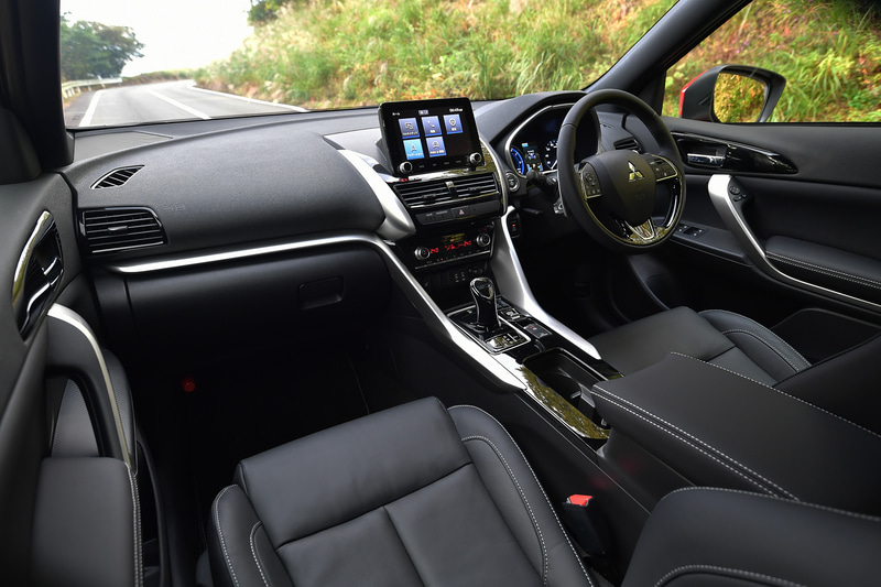 メーカーオプションの本革シートは従来のブラックに加えてライトグレーを新設定。スマートフォン連携ナビゲーション（SDA）の画面は8インチに