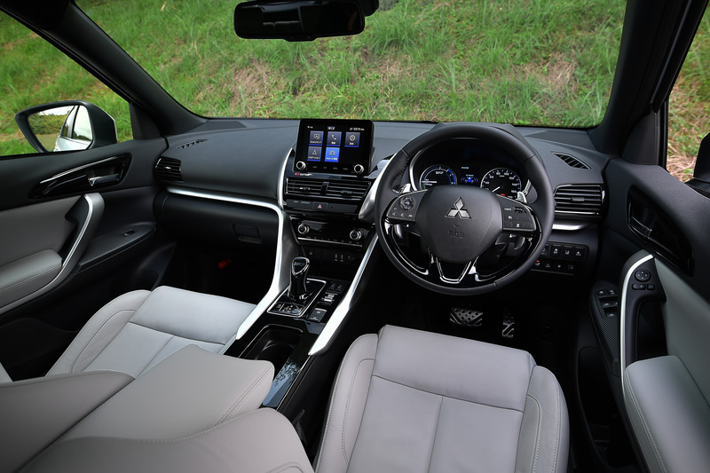 メーカーオプションの本革シートは従来のブラックに加えてライトグレーを新設定。スマートフォン連携ナビゲーション（SDA）の画面は8インチに