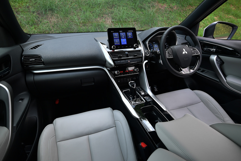 メーカーオプションの本革シートは従来のブラックに加えてライトグレーを新設定。スマートフォン連携ナビゲーション（SDA）の画面は8インチに