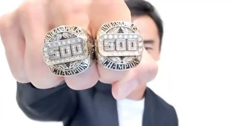 2020年のチャンピオンリングと2017年のチャンピオンリングを披露した佐藤琢磨選手