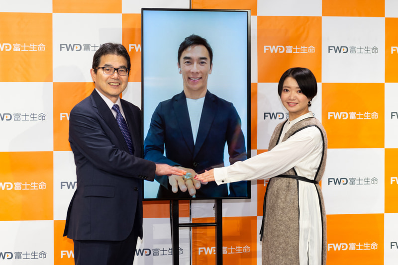 左からFWD富士生命保険株式会社 代表取締役社長 兼 CEO 友野紀夫氏、第1部ゲストの佐藤琢磨選手、第2部ゲストの矢方美紀さん