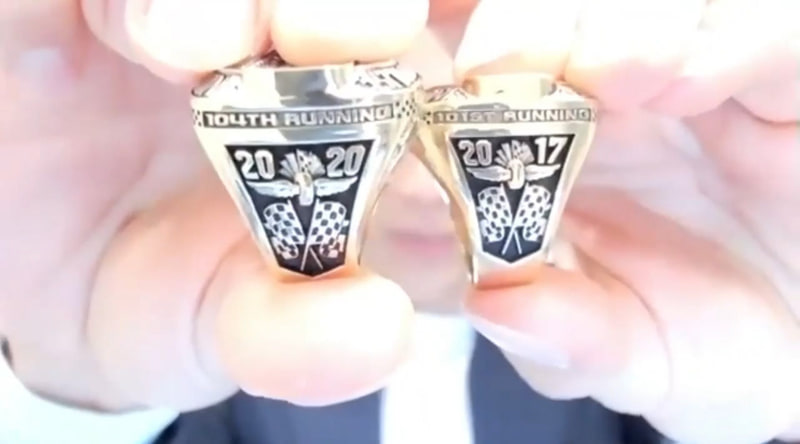 2020年のチャンピオンリングと2017年のチャンピオンリングを披露