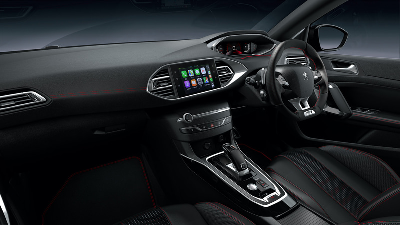 全モデルテップレザー＆ファブリックシートとし、GT BlueHDiのステアリング、インテリア、シートにはスポーティなレッドステッチが施される