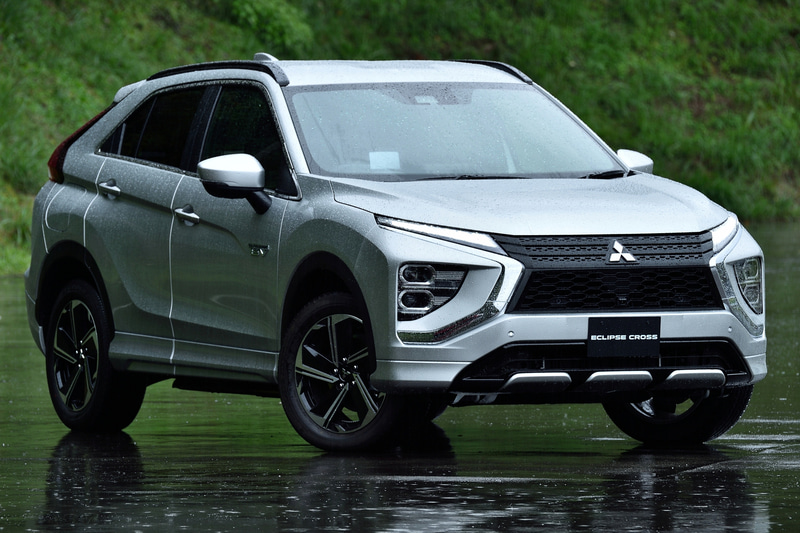 今回試乗したのは12月の発売を予定するビッグマイチェン版の新型「エクリプス クロス」（PHEVプロトタイプ）。PHEVモデル、ガソリンともに10月15日から予約受付を開始し、価格はPHEVが約385万円～約450万円、ガソリンモデルが約255万円～約335万円とのこと