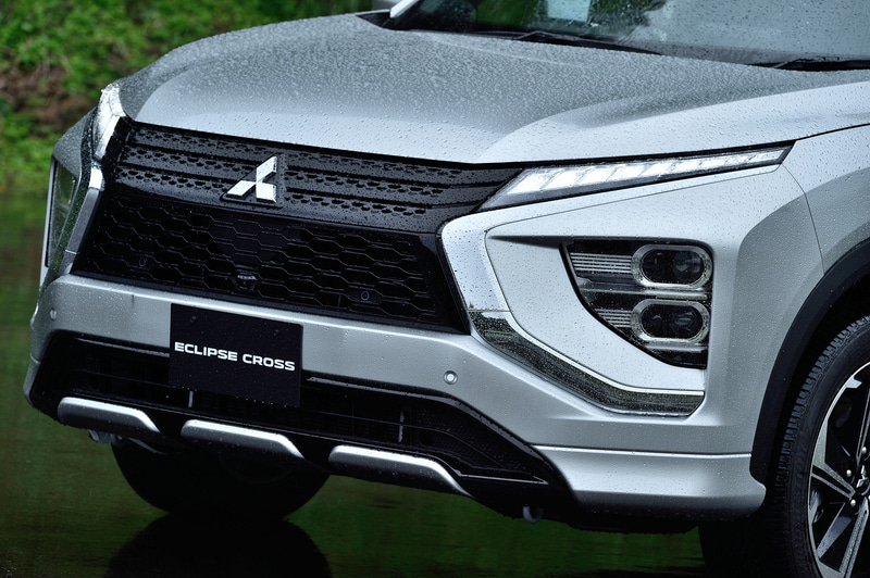 今回のビッグマイチェンにより外観デザインは大幅な変更を受け、フロントまわりでは各種ランプレイアウトの変更とともに、バンパー下部にアンダーガード風ガーニッシュを採用。リアまわりでは、従来モデルで採用していたダブルガラスから流れるようなシルエットとなるシングルガラスに変更された