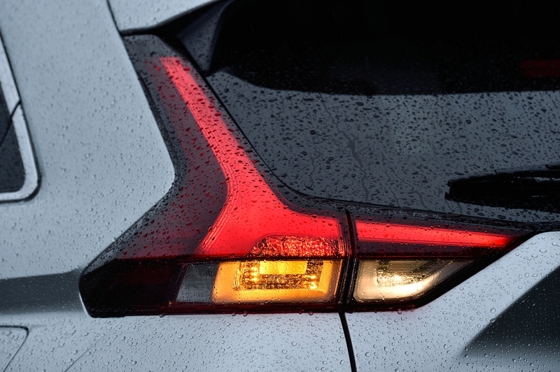 今回のビッグマイチェンにより外観デザインは大幅な変更を受け、フロントまわりでは各種ランプレイアウトの変更とともに、バンパー下部にアンダーガード風ガーニッシュを採用。リアまわりでは、従来モデルで採用していたダブルガラスから流れるようなシルエットとなるシングルガラスに変更された