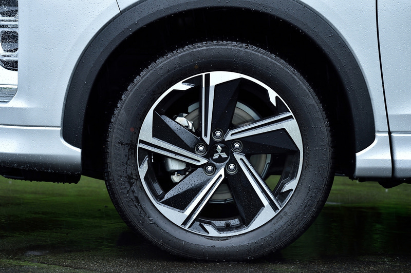 今回のビッグマイチェンにより外観デザインは大幅な変更を受け、フロントまわりでは各種ランプレイアウトの変更とともに、バンパー下部にアンダーガード風ガーニッシュを採用。リアまわりでは、従来モデルで採用していたダブルガラスから流れるようなシルエットとなるシングルガラスに変更された