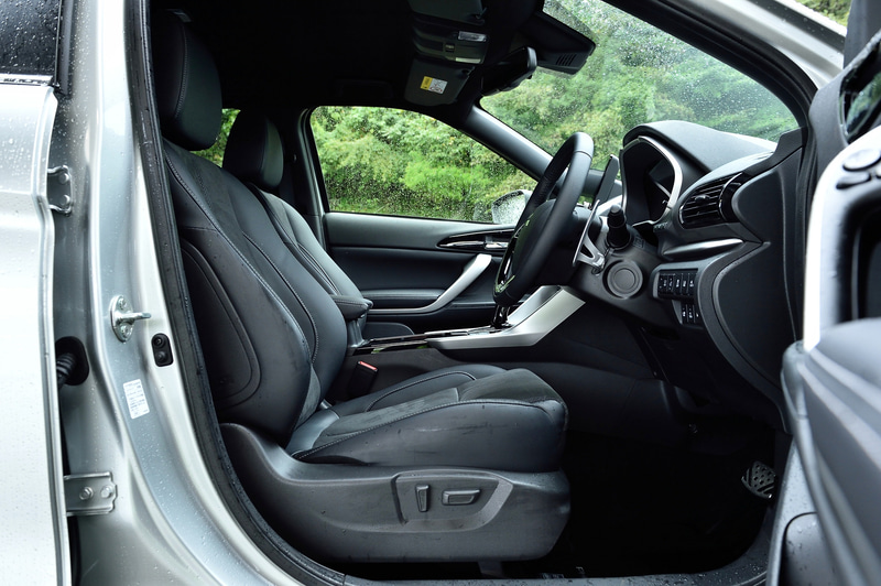 インテリアではブラックを基調色とし、エンボス加工のスエード調素材と合成皮革のコンビネーションシートを上級グレードに採用。メーカーオプションの本革シートは従来のブラックに加えてライトグレーを設定したのが新しい。また、スマートフォン連携ナビゲーション（SDA）の画面は8インチに変更されている