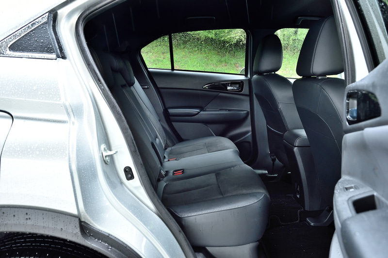 インテリアではブラックを基調色とし、エンボス加工のスエード調素材と合成皮革のコンビネーションシートを上級グレードに採用。メーカーオプションの本革シートは従来のブラックに加えてライトグレーを設定したのが新しい。また、スマートフォン連携ナビゲーション（SDA）の画面は8インチに変更されている