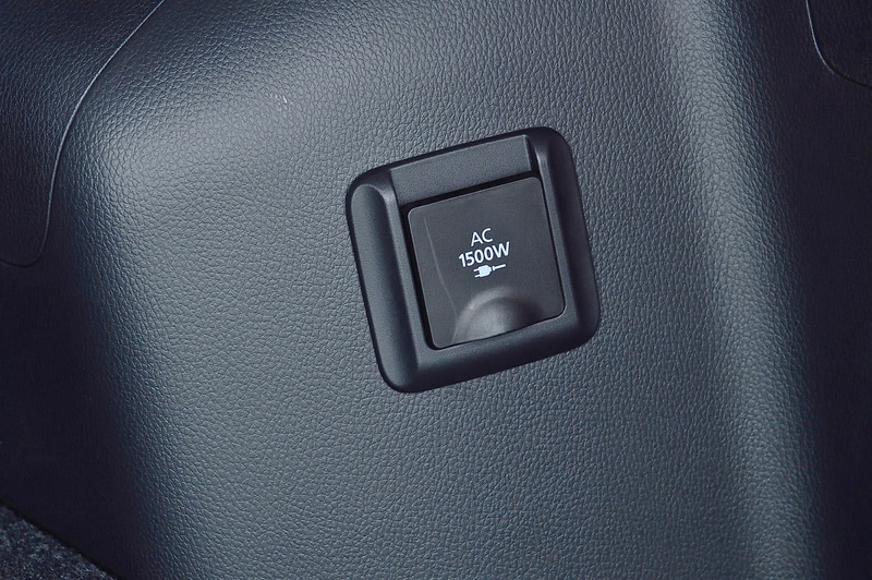 ラゲッジスペースにはAC100V電源（最大1500W）を用意し、電力供給が可能になっている