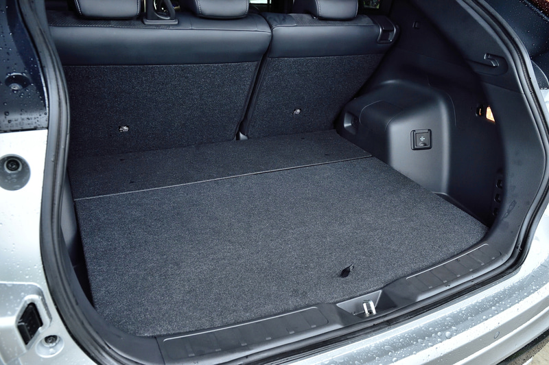 ラゲッジスペースにはAC100V電源（最大1500W）を用意し、電力供給が可能になっている