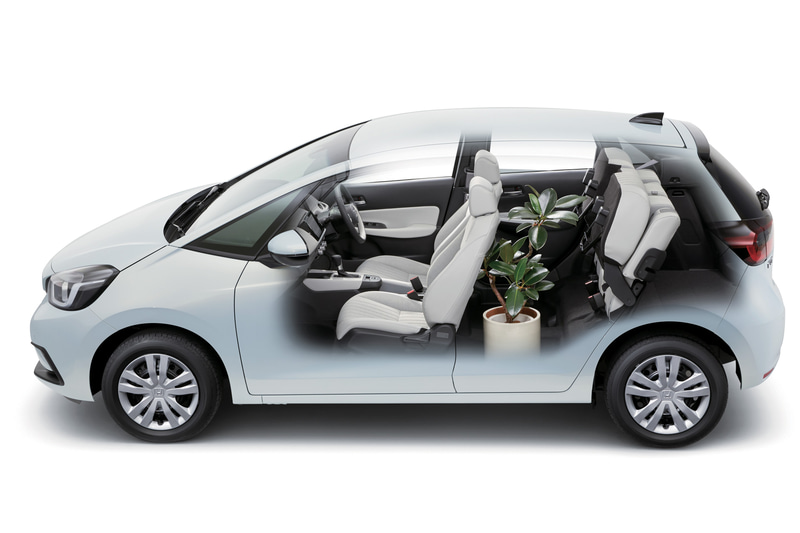 新型フィットはリアシートが跳ね上げられるので、車内を汚さず車椅子を搭載できるのもうれしい