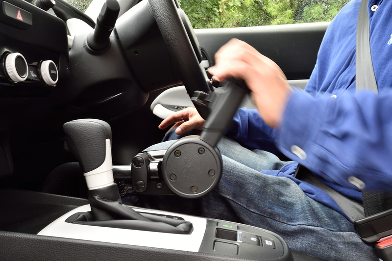 コントロールグリップを押してブレーキ（左）。引いてアクセル（右）