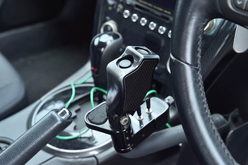 「レガシィ2.0R specB」に取り付けた手動運転装置「APドライブ オーエックスバージョン」。ウインカーやハザードなども左手だけで操作可能です