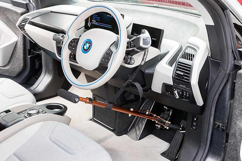 15分ほどで着脱が可能な携帯型手動運転装置。「ハンドコントロール」（左）と「SWORD（ソード）」（右）