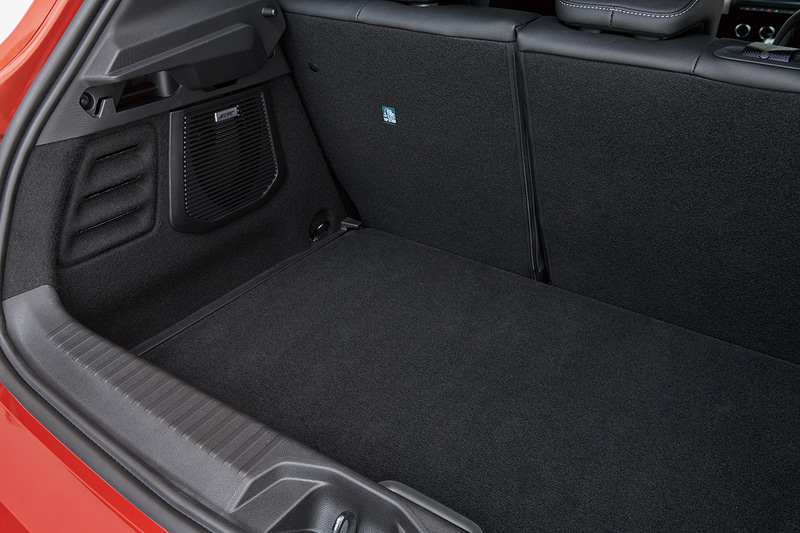 インテリアでは波のような曲線と水平基調の造形を取り入れたダッシュボードを採用したほか、レザーステアリング、形状が見直されたフロントシートなどを装備