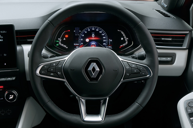 インテリアでは波のような曲線と水平基調の造形を取り入れたダッシュボードを採用したほか、レザーステアリング、形状が見直されたフロントシートなどを装備