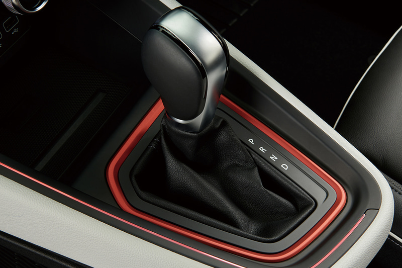 インテリアでは波のような曲線と水平基調の造形を取り入れたダッシュボードを採用したほか、レザーステアリング、形状が見直されたフロントシートなどを装備