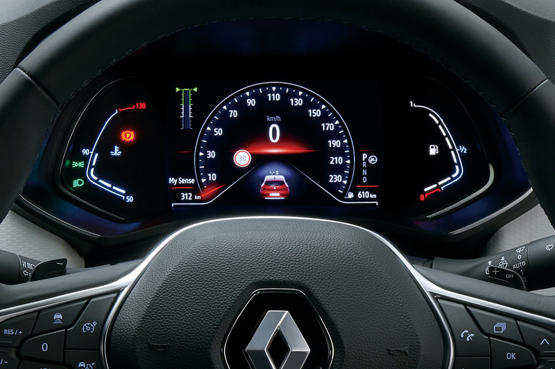 インテリアでは波のような曲線と水平基調の造形を取り入れたダッシュボードを採用したほか、レザーステアリング、形状が見直されたフロントシートなどを装備