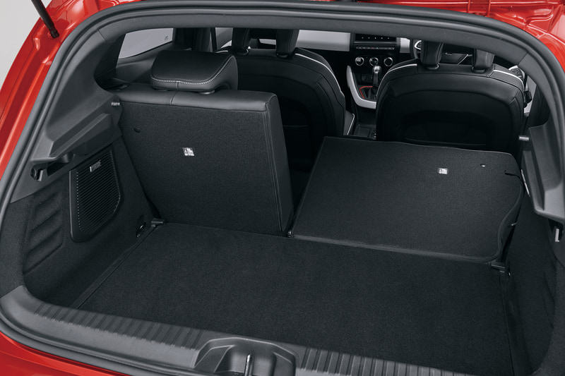 インテリアでは波のような曲線と水平基調の造形を取り入れたダッシュボードを採用したほか、レザーステアリング、形状が見直されたフロントシートなどを装備