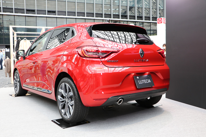 ボディカラーはルージュ フラム メタリック（有料色プラス4万4000円）