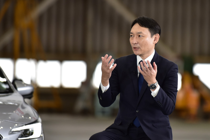 北田氏の話を受けるスバル五島氏。新型レヴォーグでドライブしたいのは、東京から九州までの長距離と語る。北田氏もそれは同様とのことだが、九州に行くのであれば「ぜひ飛行機もご利用いただきたい（笑）」とのこと