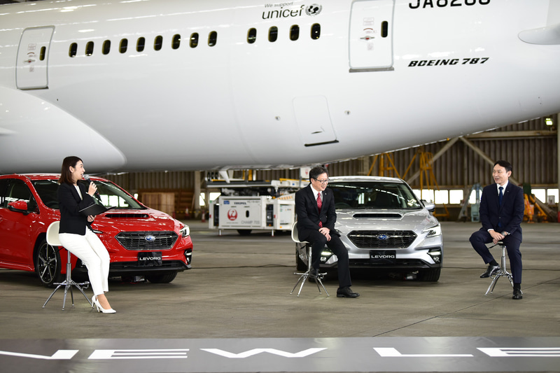 スバル製の中央翼が組み込まれているボーイング 787を前に対談は行なわれた