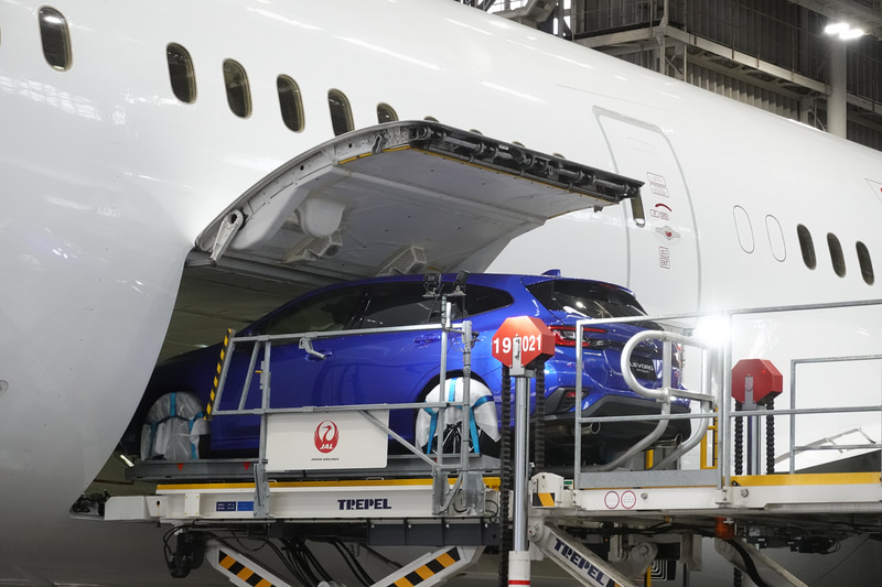 JAL ボーイング 787に積み込まれる新型「レヴォーグ」