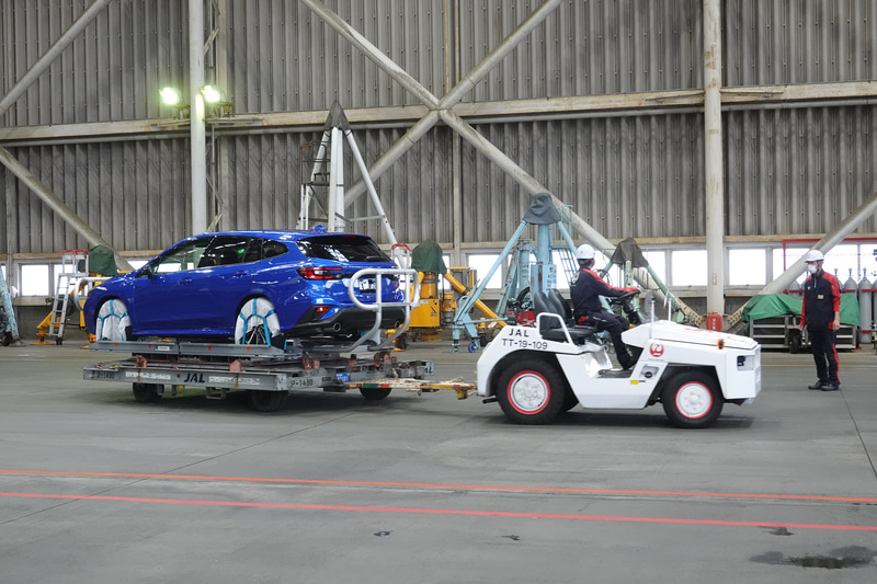 トーイングトラクターで運ばれる新型レヴォーグ