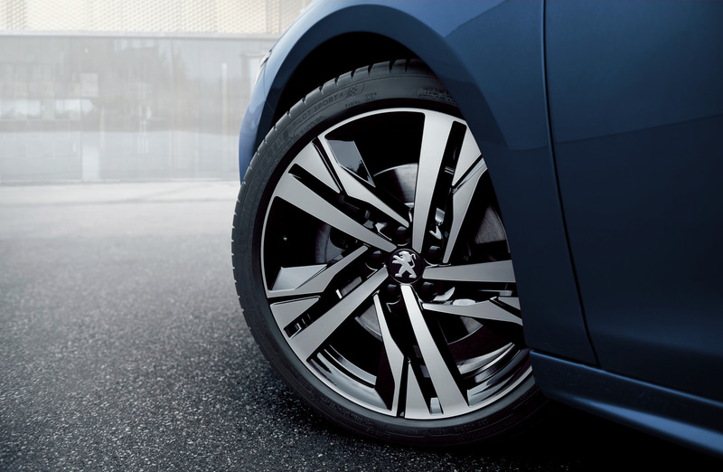 19インチ大径アロイホイール“AUGUSTA”（タイヤは235/40ZR19サイズのミシュラン「パイロット スポーツ 4」）
