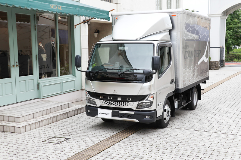 新型キャンター 標準キャブ バン仕様。ボディカラーは特別仕様で別途シルバーを塗ったもの