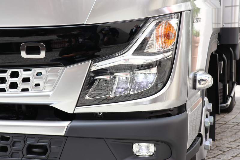 LEDヘッドライトを標準装備、サイドターンランプもドア側に設置している