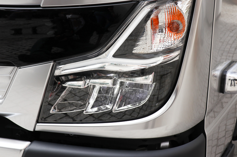 LEDヘッドライトは全車に標準。オプションでハロゲンも選べる