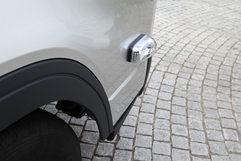 サイドターンランプはドア側に設置、従来のようにフロント部のコーナーに設置しても保安基準などはクリアしているが、より側方から見えやすくするために設置。特にキャブよりも荷台や架装が幅広の場合に、より見えやすくなるという