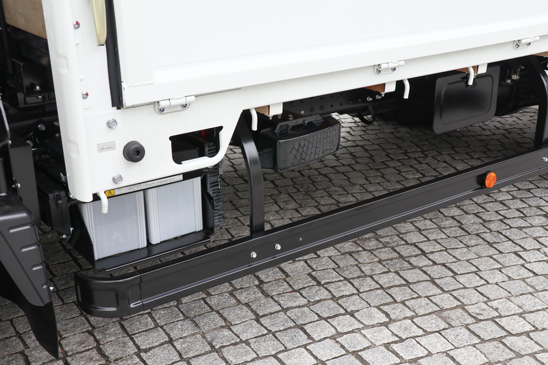 アクティブ・サイドガード・アシスト用のミリ波レーダーは左側面に装備する。ただし、4WD車や塵芥車など架装によってはスペース的に装備できないこともあるという