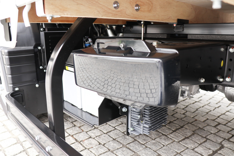 アクティブ・サイドガード・アシスト用のミリ波レーダーは左側面に装備する。ただし、4WD車や塵芥車など架装によってはスペース的に装備できないこともあるという