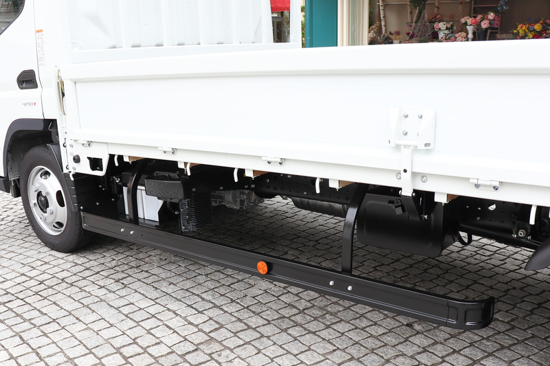 アクティブ・サイドガード・アシスト用のミリ波レーダーは左側面に装備する。ただし、4WD車や塵芥車など架装によってはスペース的に装備できないこともあるという