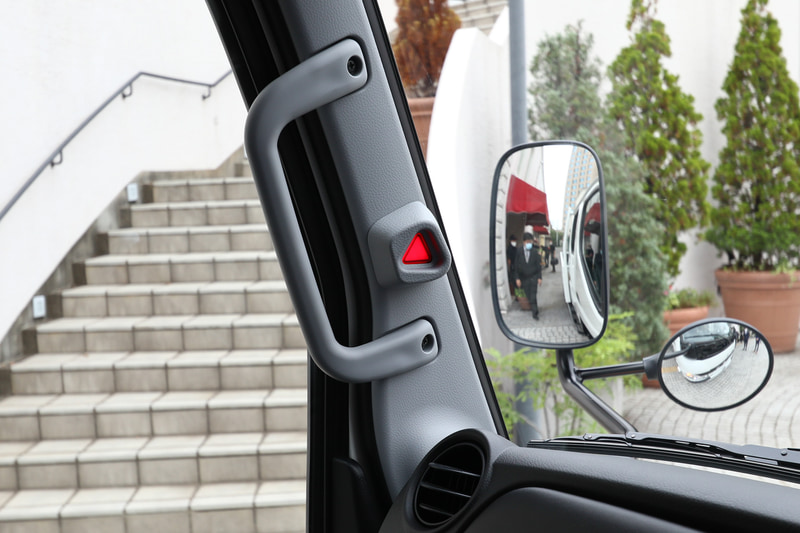 アクティブ・サイドガード・アシストの警告灯は左ピラーに装備。消灯、黄色、赤色と警告を出す