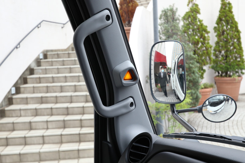 アクティブ・サイドガード・アシストの警告灯は左ピラーに装備。消灯、黄色、赤色と警告を出す