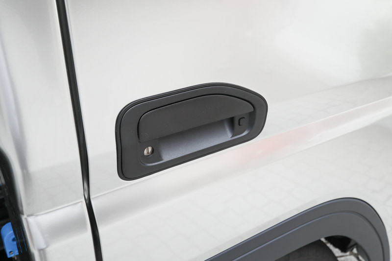 FUSOイージーアクセスでは、キーを持っていればドアハンドル横のボタンで解錠施錠ができる