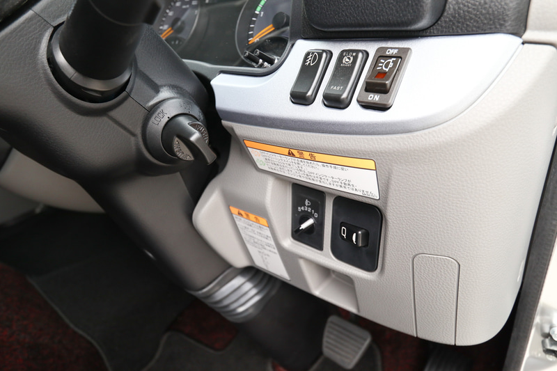 スマートキーだが、エンジン始動はキーを差し込んだ場合と同様にひねるタイプ。押しボタン式になっていないのは内装を変更していないためで、今後変わる可能性もある