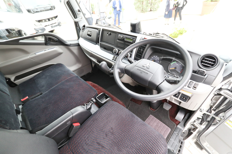 標準キャブの運転席。上級グレードのカスタムの内装