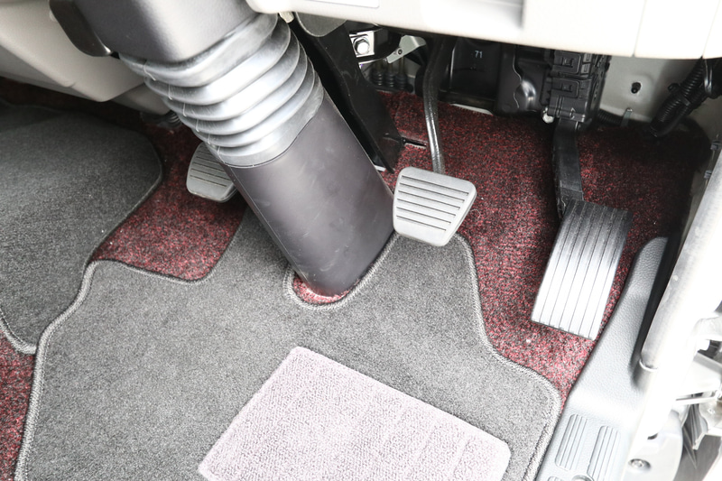 ペダル。こちらは5速マニュアル車