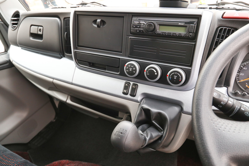 標準キャブのダッシュボードまわり。カスタムのためエアコンはオート。グローブボックスにも鍵付きのフタがある