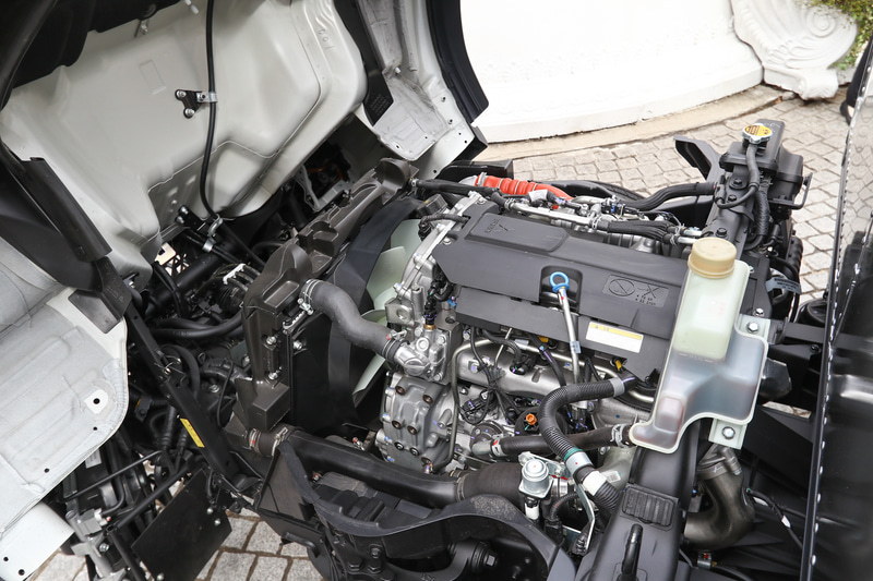 エンジンはインタークーラーターボ付きの3リッターディーゼルの「4P10（T2）」