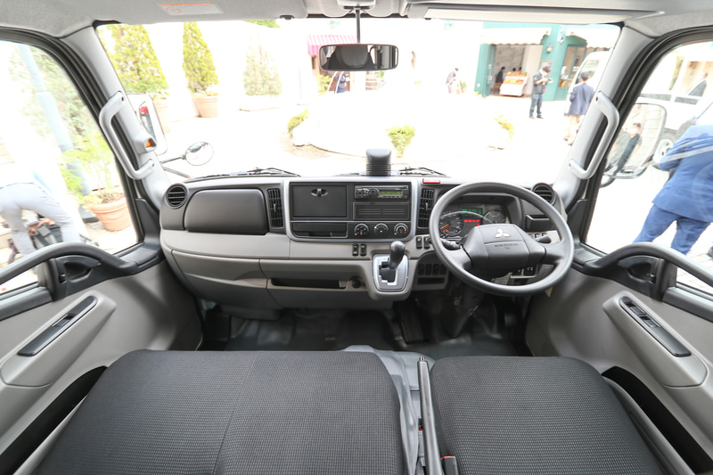 標準ダブルキャブのインテリア。助手席エアバッグを搭載している