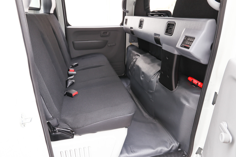 ダブルキャブのリアシート。ウィンドウはリアドアのみ手回し