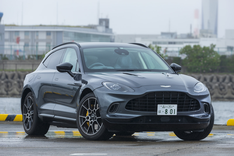 アストンマーティン初のSUVかつ5人乗りモデルとなる「DBX」。価格は2299万5000円。ボディサイズは5039×1998×1680mm（全長×全幅×全高）、ホイールベースは3060mm。撮影車のボディカラーはゼノングレイ