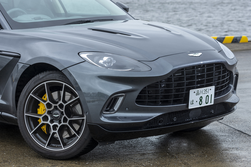 特徴的なアストンマーティン・グリルを持つフロントまわり。ターンインジケーターにもなるデイタイム・ランニングライトが、空力ダクトを取り囲むように配置されている