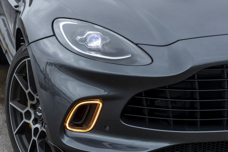特徴的なアストンマーティン・グリルを持つフロントまわり。ターンインジケーターにもなるデイタイム・ランニングライトが、空力ダクトを取り囲むように配置されている